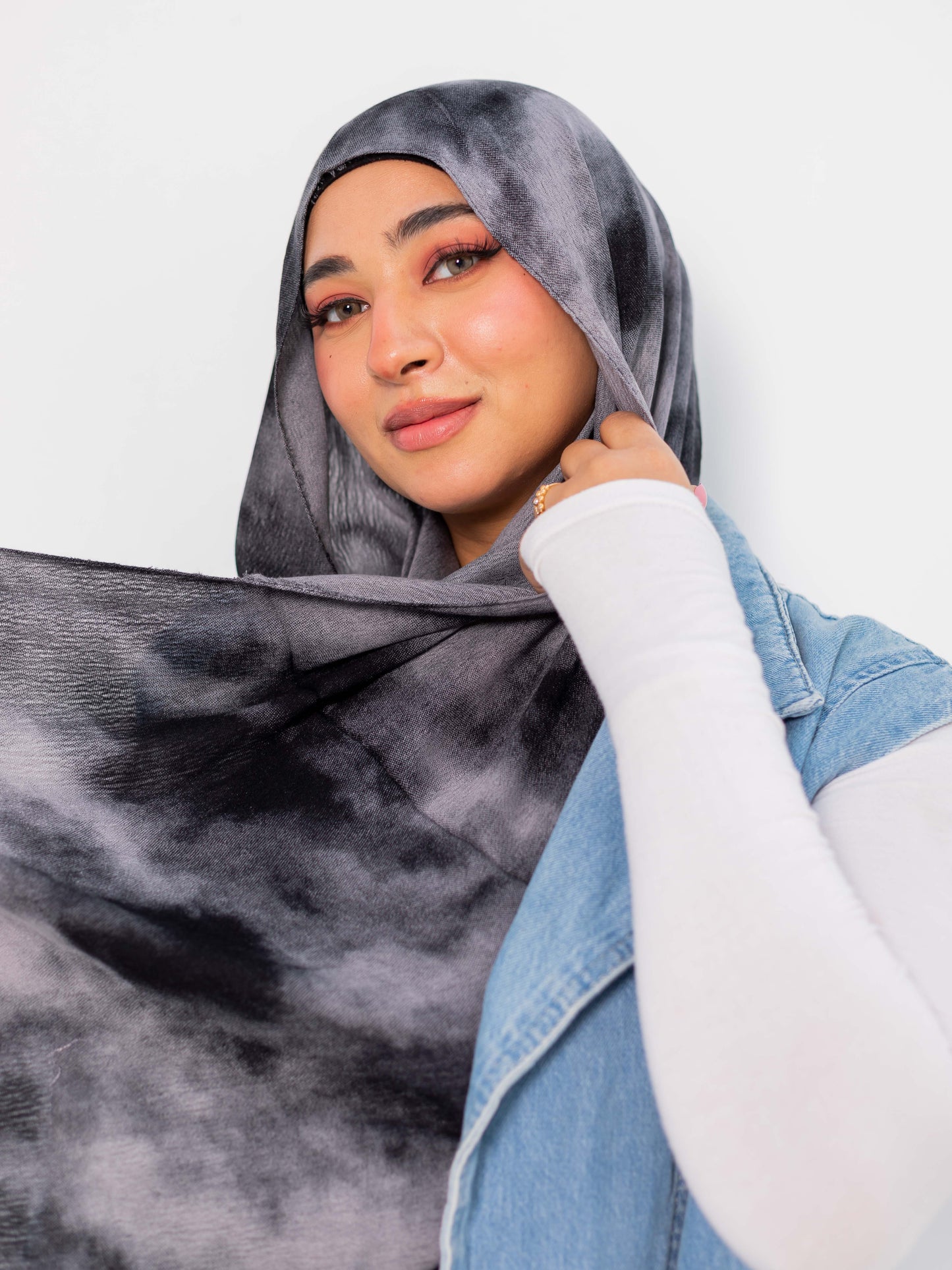 Garnished Linen hijab ( Vlvet Grey )